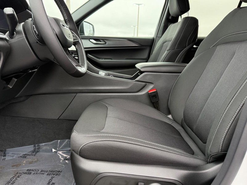 Jeep Grand Cherokee Vehicle Full-screen Gallery Image 20