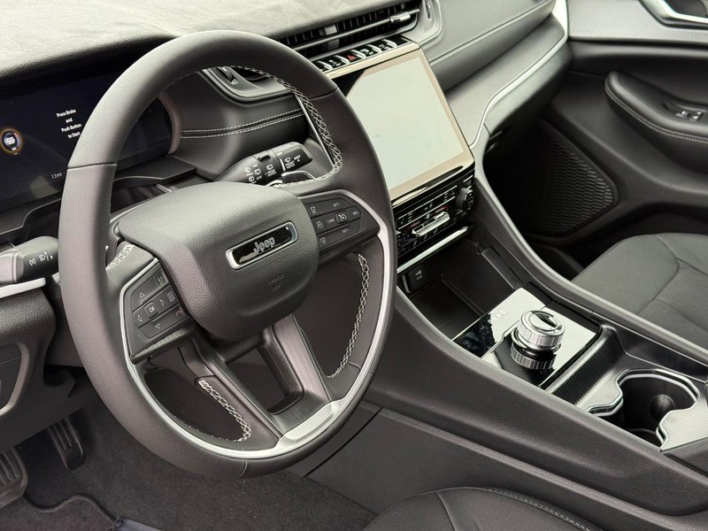 Jeep Grand Cherokee Vehicle Full-screen Gallery Image 21