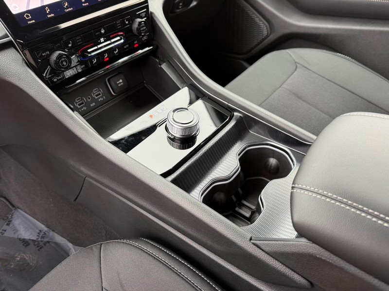 Jeep Grand Cherokee Vehicle Full-screen Gallery Image 29