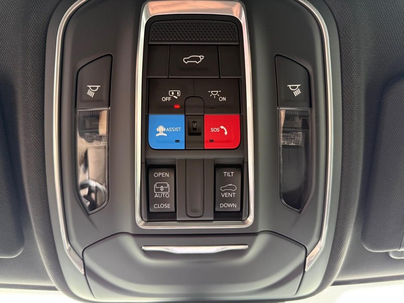 Jeep Grand Cherokee Vehicle Full-screen Gallery Image 31