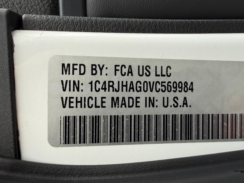 Jeep Grand Cherokee Vehicle Full-screen Gallery Image 35