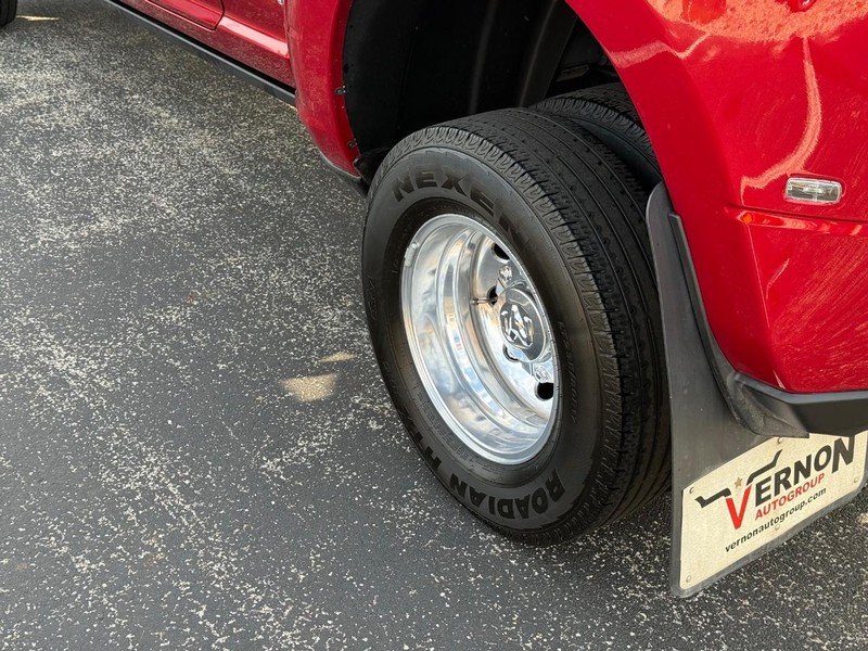 Ram 3500 Vehicle Full-screen Gallery Image 6