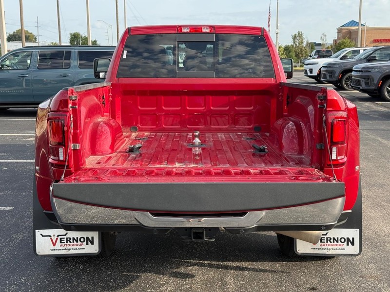 Ram 3500 Vehicle Full-screen Gallery Image 7