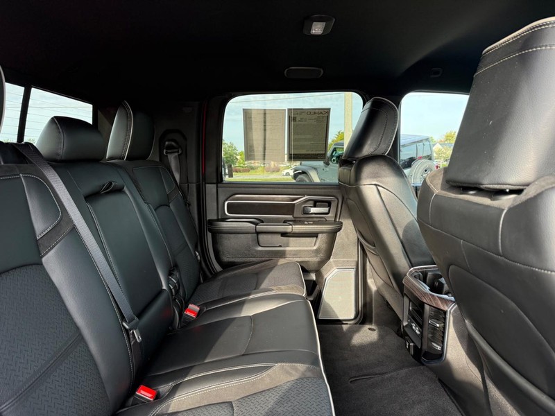 Ram 3500 Vehicle Full-screen Gallery Image 10