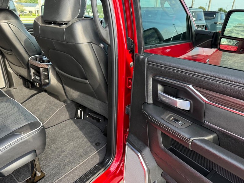 Ram 3500 Vehicle Full-screen Gallery Image 11