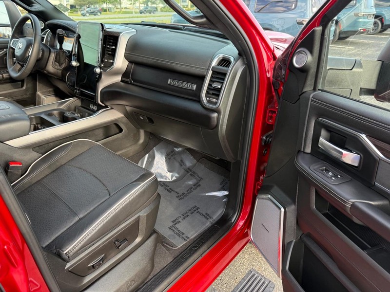 Ram 3500 Vehicle Full-screen Gallery Image 14