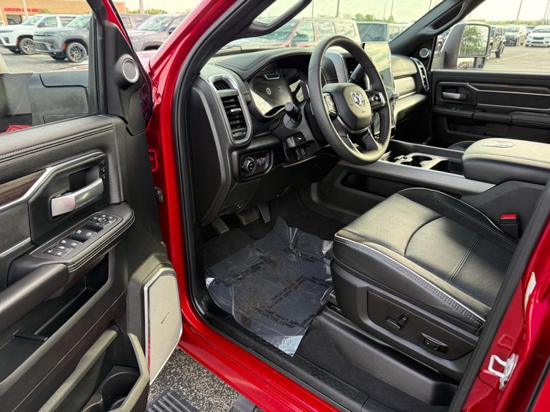 Ram 3500 Vehicle Full-screen Gallery Image 16