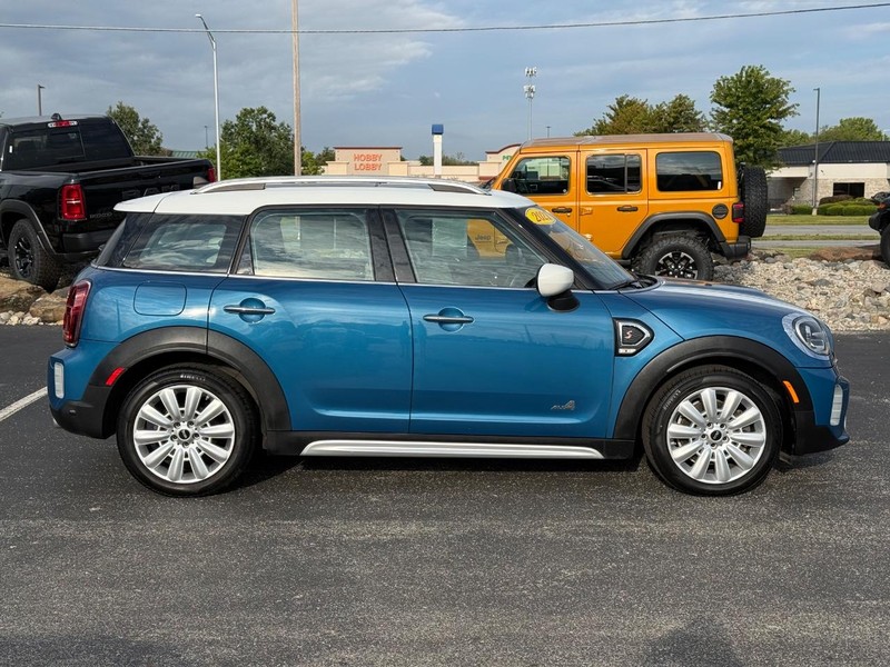 MINI Countryman Vehicle Full-screen Gallery Image 2