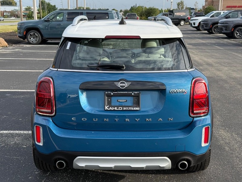 MINI Countryman Vehicle Full-screen Gallery Image 4