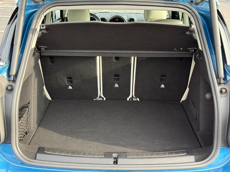 MINI Countryman Vehicle Full-screen Gallery Image 7