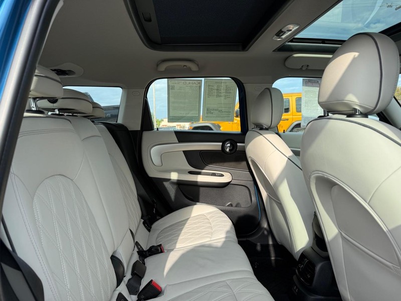 MINI Countryman Vehicle Full-screen Gallery Image 11