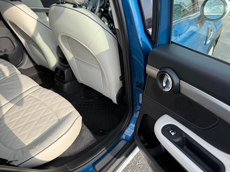 MINI Countryman Vehicle Full-screen Gallery Image 12
