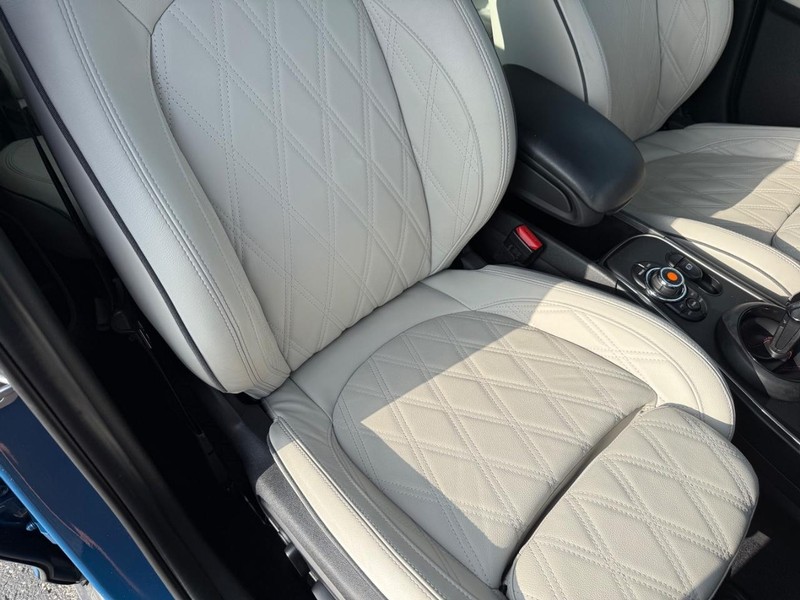MINI Countryman Vehicle Full-screen Gallery Image 17