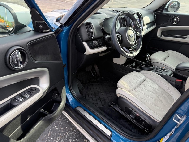 MINI Countryman Vehicle Full-screen Gallery Image 18