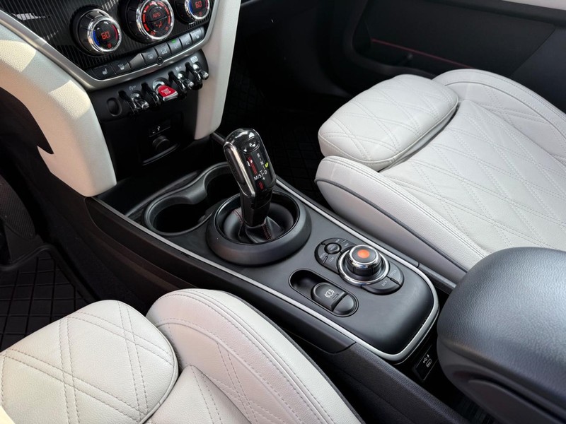 MINI Countryman Vehicle Full-screen Gallery Image 28