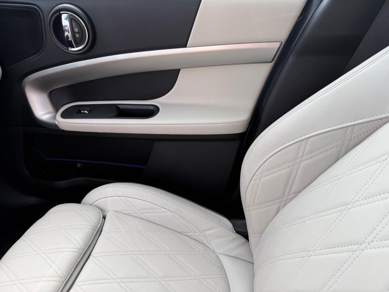 MINI Countryman Vehicle Full-screen Gallery Image 29