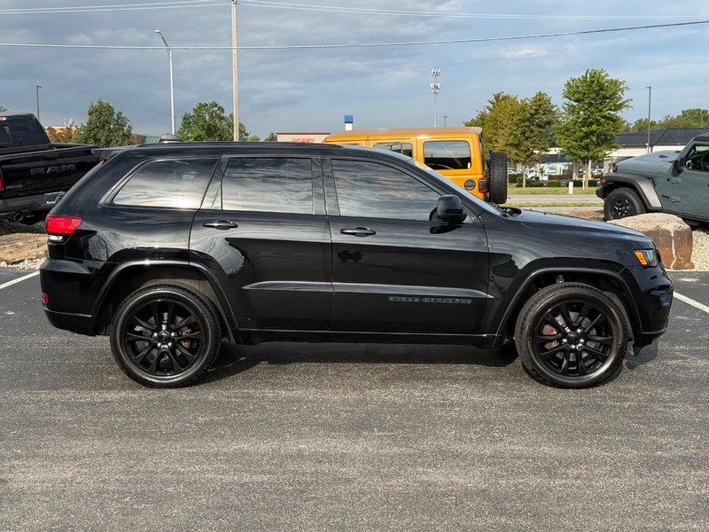 Jeep Grand Cherokee Vehicle Full-screen Gallery Image 2