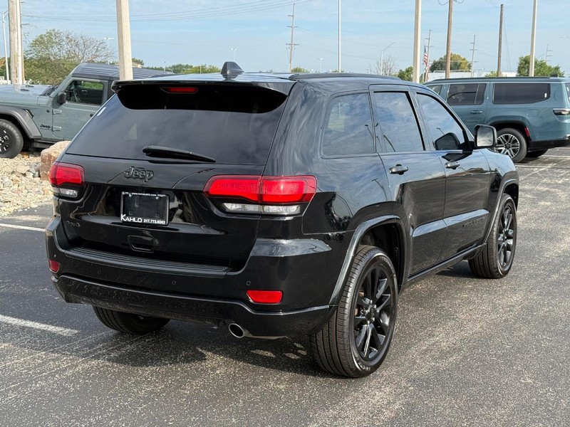 Jeep Grand Cherokee Vehicle Full-screen Gallery Image 3