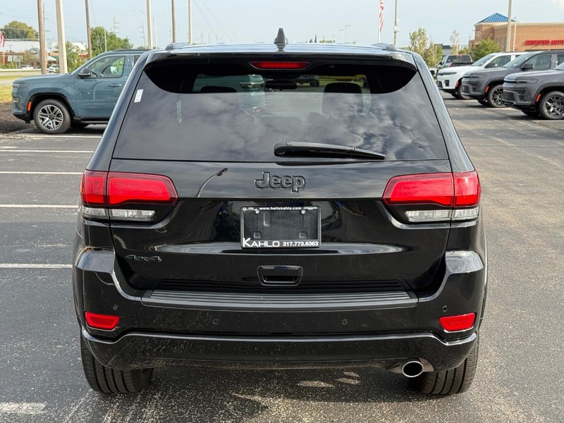 Jeep Grand Cherokee Vehicle Full-screen Gallery Image 4