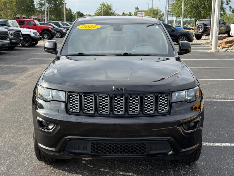 Jeep Grand Cherokee Vehicle Full-screen Gallery Image 10
