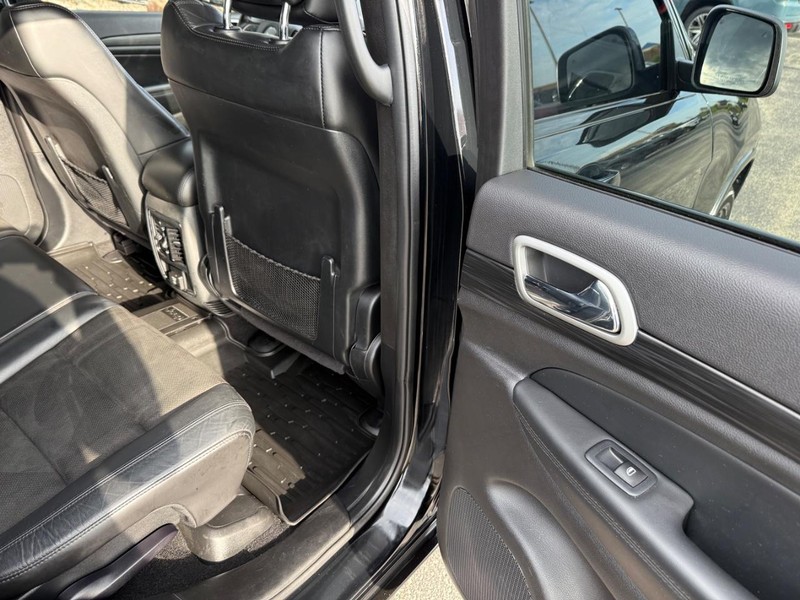 Jeep Grand Cherokee Vehicle Full-screen Gallery Image 12