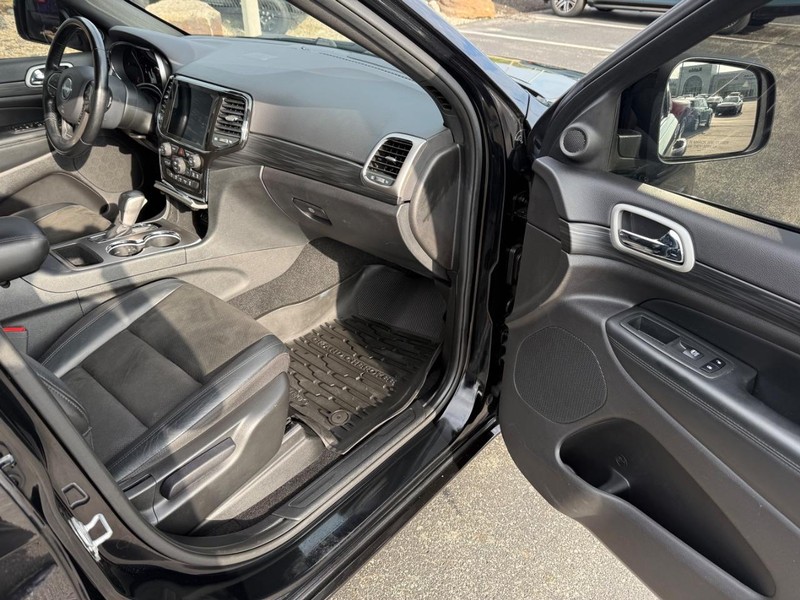 Jeep Grand Cherokee Vehicle Full-screen Gallery Image 15