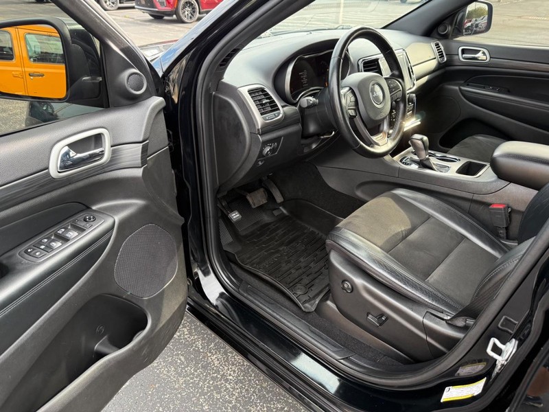 Jeep Grand Cherokee Vehicle Full-screen Gallery Image 17
