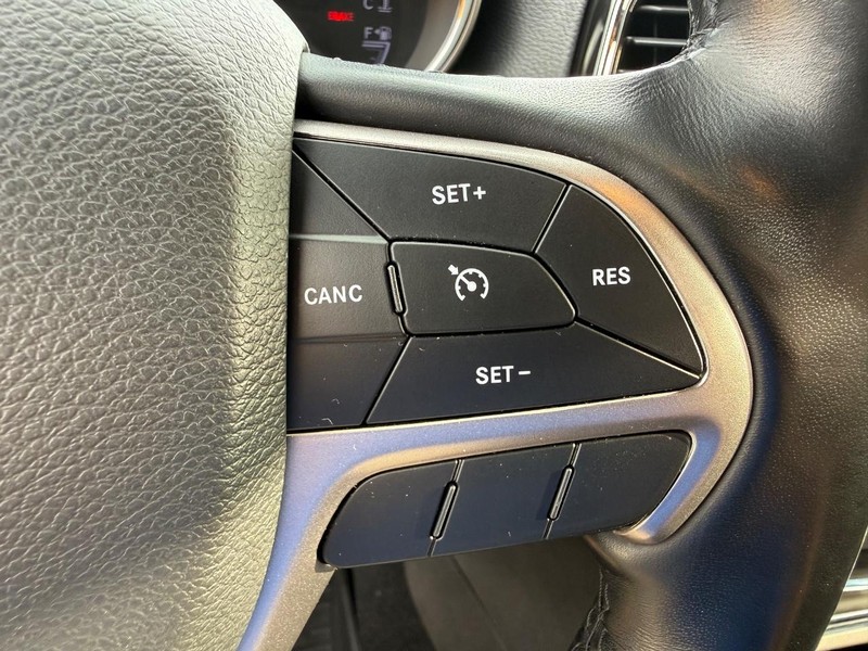 Jeep Grand Cherokee Vehicle Full-screen Gallery Image 21