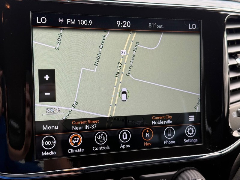 Jeep Grand Cherokee Vehicle Full-screen Gallery Image 24