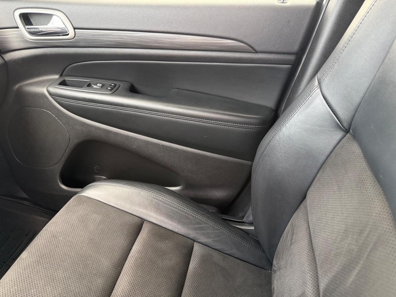 Jeep Grand Cherokee Vehicle Full-screen Gallery Image 28
