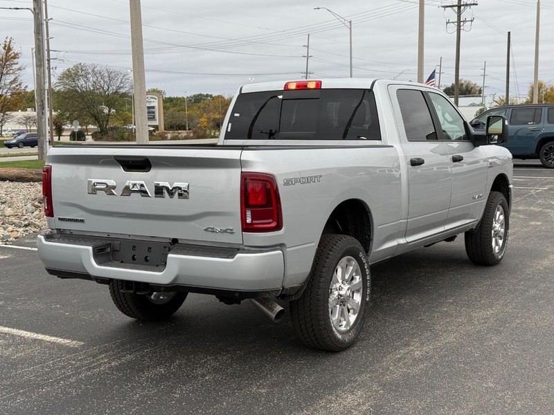 Ram 2500 Vehicle Full-screen Gallery Image 3
