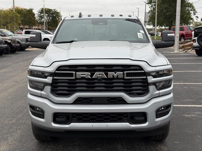 Ram 2500 Vehicle Full-screen Gallery Image 9