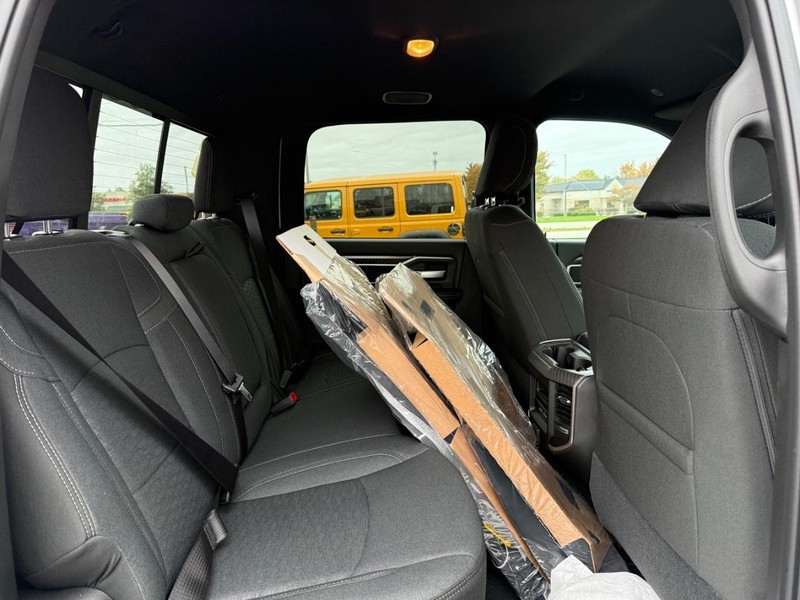 Ram 2500 Vehicle Full-screen Gallery Image 10