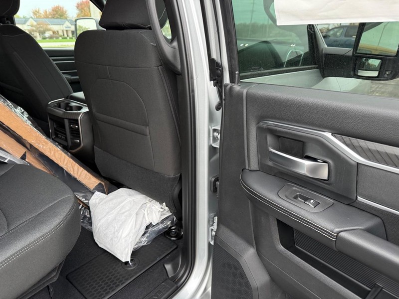 Ram 2500 Vehicle Full-screen Gallery Image 11