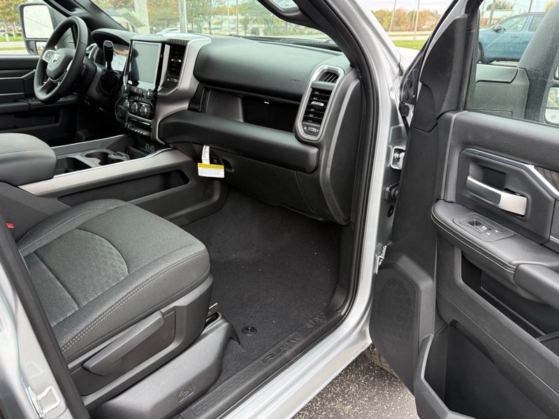 Ram 2500 Vehicle Full-screen Gallery Image 14