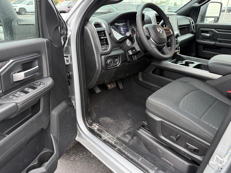 Ram 2500 Vehicle Full-screen Gallery Image 16