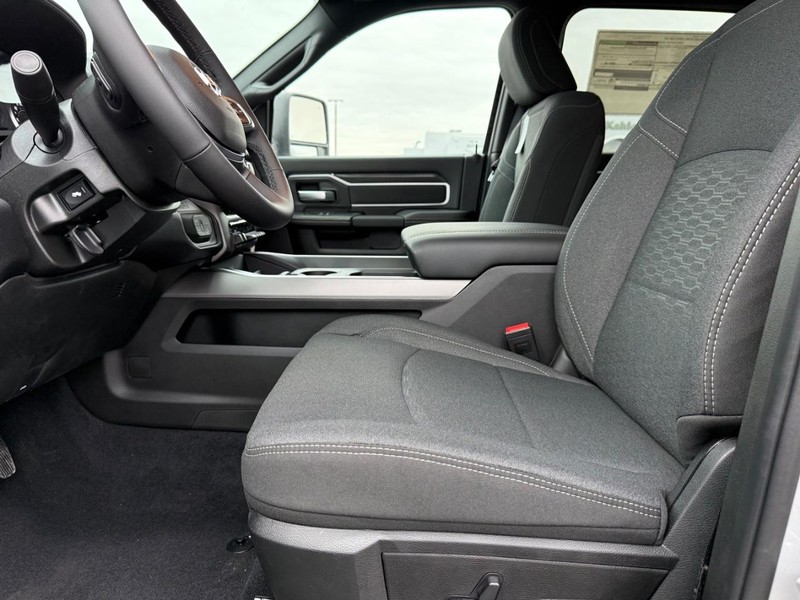 Ram 2500 Vehicle Full-screen Gallery Image 17