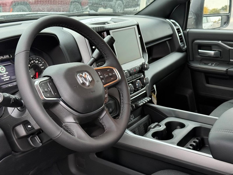 Ram 2500 Vehicle Full-screen Gallery Image 18
