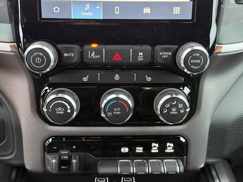 Ram 2500 Vehicle Full-screen Gallery Image 26