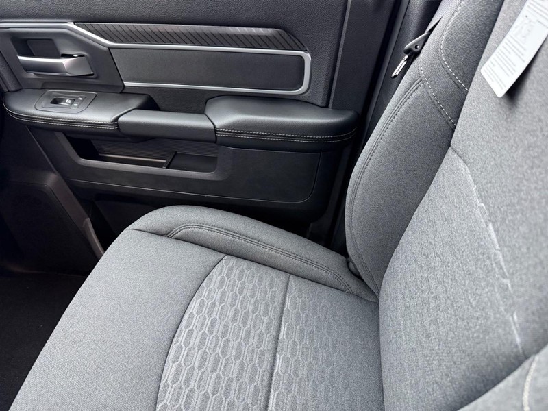Ram 2500 Vehicle Full-screen Gallery Image 28