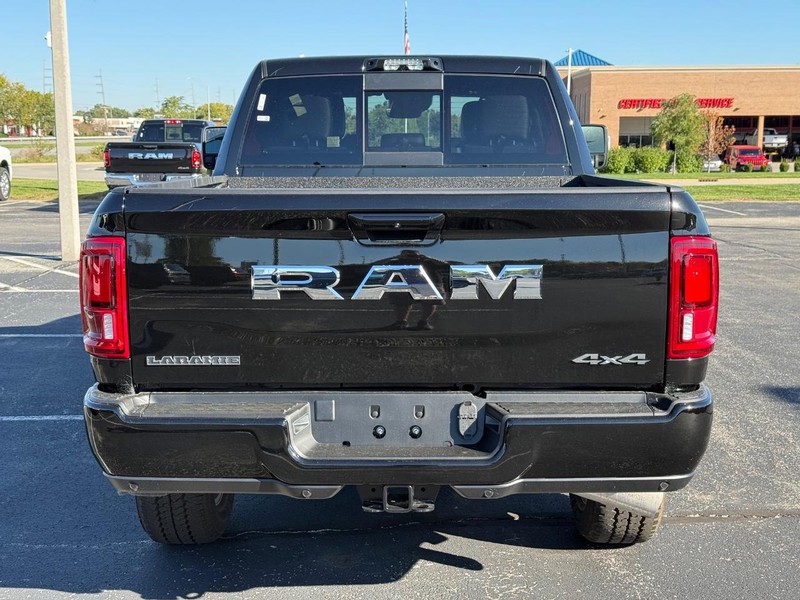 Ram 2500 Vehicle Full-screen Gallery Image 4
