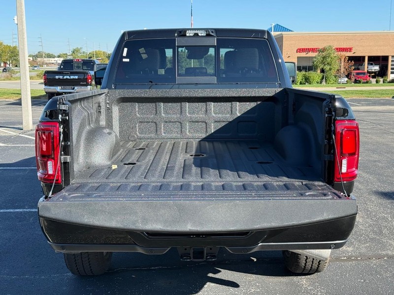 Ram 2500 Vehicle Full-screen Gallery Image 7