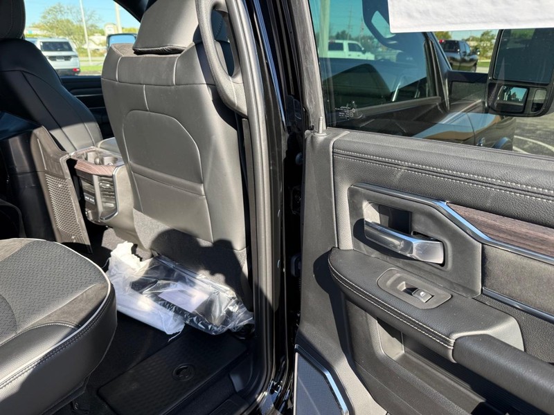 Ram 2500 Vehicle Full-screen Gallery Image 11