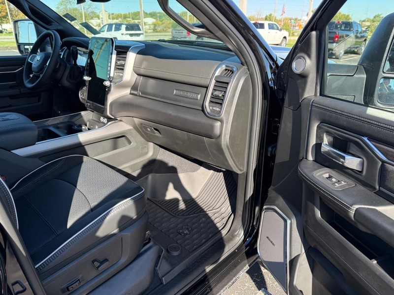 Ram 2500 Vehicle Full-screen Gallery Image 15