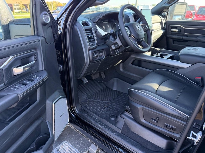 Ram 2500 Vehicle Full-screen Gallery Image 17