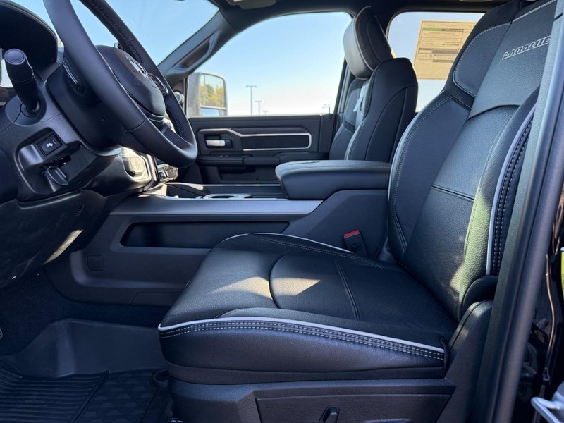 Ram 2500 Vehicle Full-screen Gallery Image 18