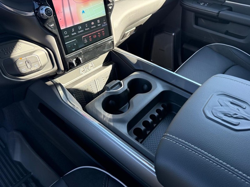 Ram 2500 Vehicle Full-screen Gallery Image 26