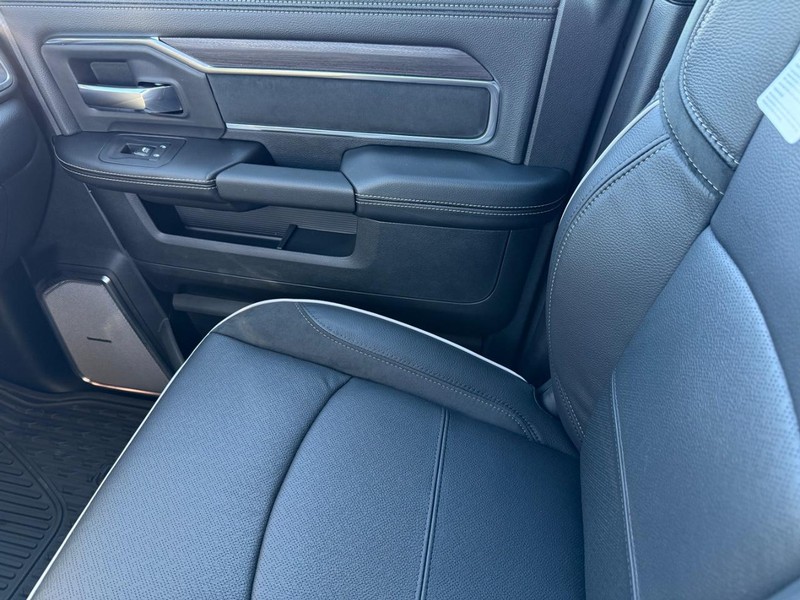 Ram 2500 Vehicle Full-screen Gallery Image 27