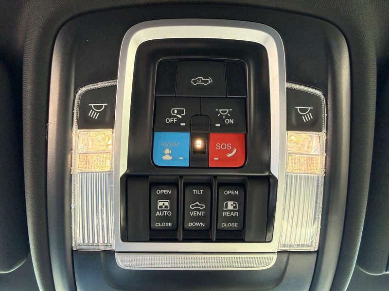 Ram 2500 Vehicle Full-screen Gallery Image 28