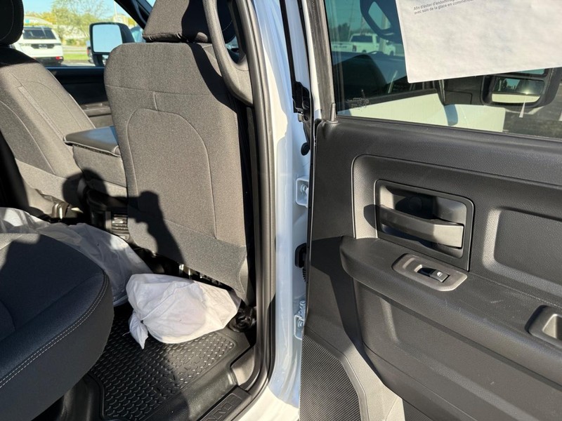 Ram 2500 Vehicle Full-screen Gallery Image 11